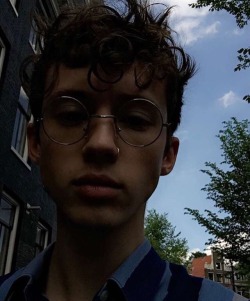 1-800-boys:  troye sivan 