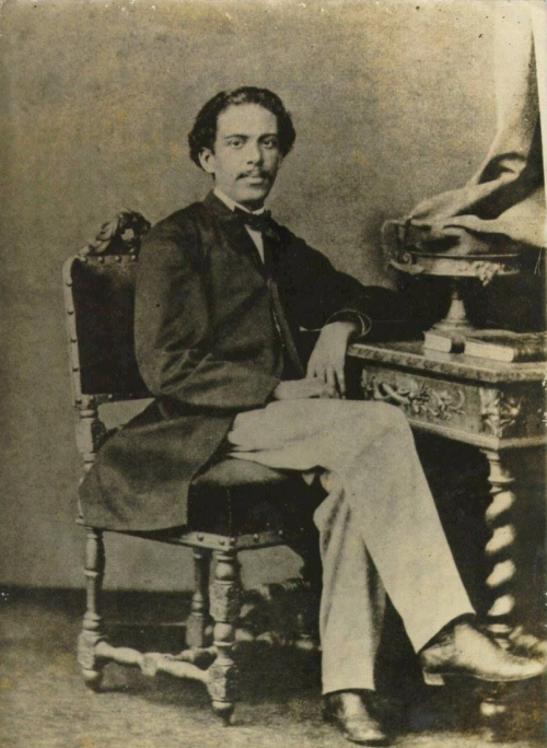 Quatro registros de Machado de Assis em três épocas diferentes e no mesmo estúdio fotográfico, o do fotógrafo Joaquim Insley Pacheco. Os dois primeiros retratos datam de 1864, aproximadamente. No mesmo ano, o escritor falou sobre o estúdio numa...