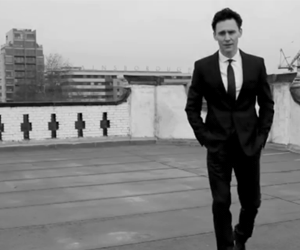 xitcantrainallthetimex:  Tom Hiddleston Black and White 2/2 