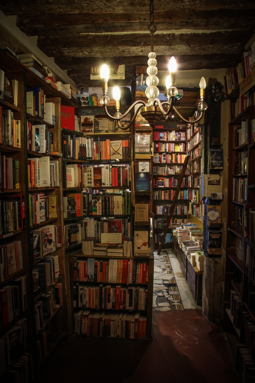 princesspassionista:  forthepleasureofmylife:  Shakespeare &amp; Company ParisPhoto: