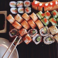 crystalballsaveusall:  I’m in a sushi phase.