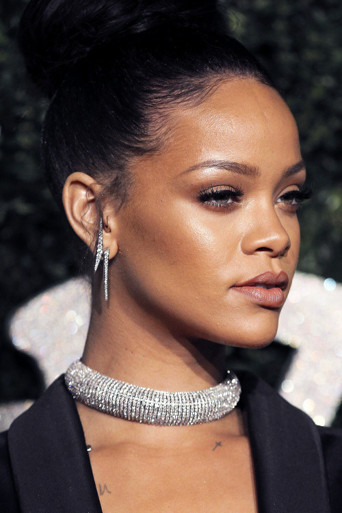 fashokilla:  smokingsomethingwithrihanna: British Fashion Awards In London (Dec. 1)   Itana