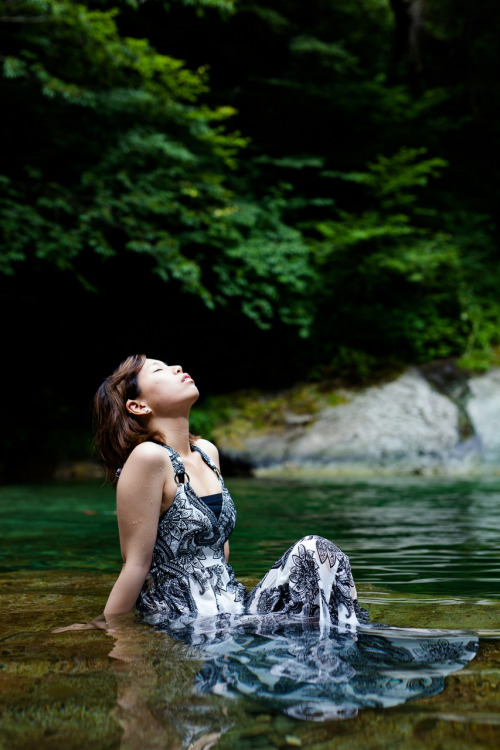  PORTRAIT PHOTO SENDAI / 2015model 宇佐美ゆきさん 恒例となりつつある川での撮影。裾の長い衣装での撮影はモデルさんにとっても大変だったと思います。しかし、布が水に漂い