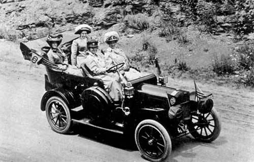 americana-plus: On this day in 1909 - Alice Huyler Ramsey, a 22-year-old housewife and mother f