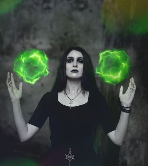 BIOSTORM Foto di @andrewmcmercy - swipe per l'originale Edit mio #fatumpath . #goth #gothic #gothic