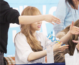 wendythegood:  wendy being cute with fans 