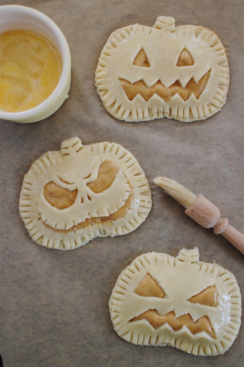 yumi-food:  JACK-O-LANTERN PUMPKIN HAND PIES adult photos