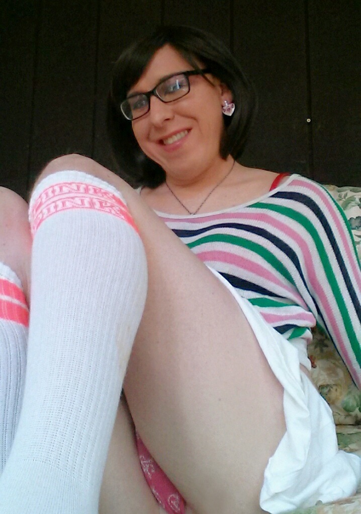 sissyboiohio:T.G.I.F. Lovely day to be a girl. Feeling cute and nerdy ♡