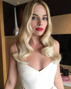 gentlemanboners:  Margot Robbie. https://www.snapchat.com/add/gentlemanboners