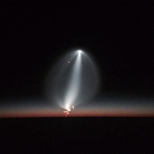 popmech:Twitter user alexdrewchin captured this incredible image of the SpaceX Falcon 9 rocket durin