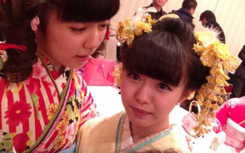 girls48:  [Mobile Mail] Shimazaki Haruka 2014.01.13 13:10:00 レモンちゃん Lemon-chan 私がプレゼントしたレモンの髪饰りをつけてくれました。可爱すぎる。目に入れてもきっと痛くない。いや、レモンだからしみるか。