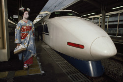 unrar:  A geisha at the Shinkansen Bullet