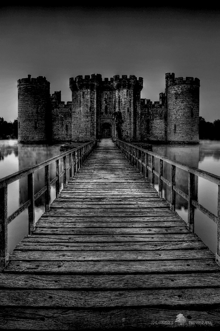 spells-of-life:  Built in 1385, Bodiam Castle in East Sussex, England, is a perfect