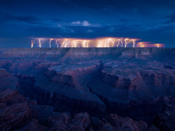 atmospheric-phenomena:  Beautiful and dangerous lightning show 