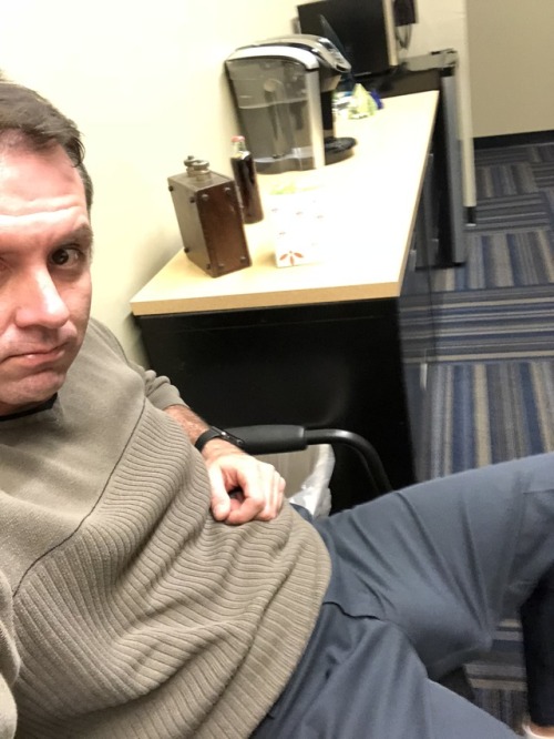 texasgiantandbulge:  Work is boring.