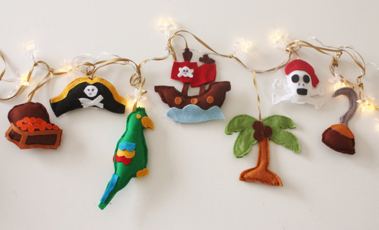 sosuperawesome:  Felt string lights by ButtonOwlBoutique on Etsy 