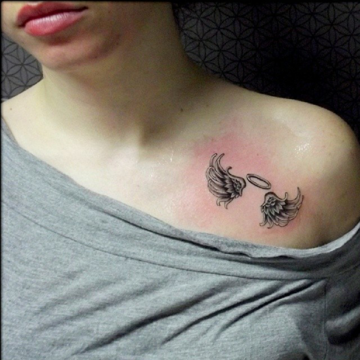 Tatuajes Pequeños — Tatuaje en el pecho de dos alas y una aureola por...