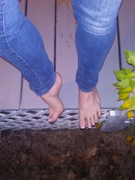henriquefootlover:  Essas curvas nesses pezinhos me deixam doido