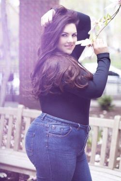 subtlefeeder:  The way jeans SHOULD fit  Amazingly Beautiful ,Stunningly Sexy, Delish Curves !!!!!