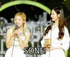 kimtaeyoen:  HyoSeo accepting the “Best Female Group” award at MAMA 2013