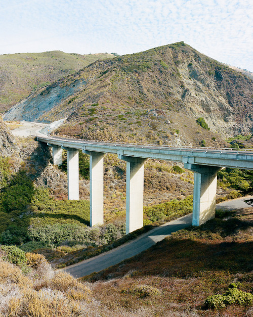 Bridges and roads flowing like rivers through the hills of Big Sur in California. (Pentax 67 | 55mm 