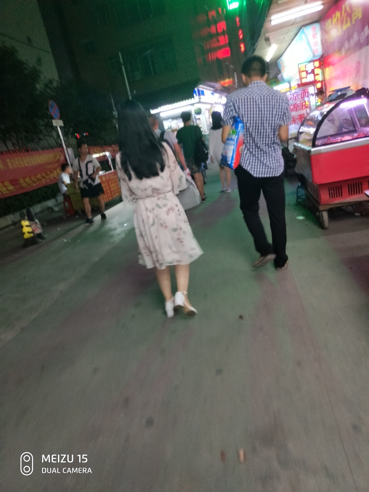 png免抠美女人物行走站立姿势动态人物购物商业休闲前景人物背影3d贴图下载[ID:114579513]_建E室内设计网