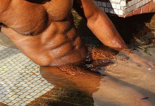 dominicanblackboy:  Dat body tho!😍  Mmm