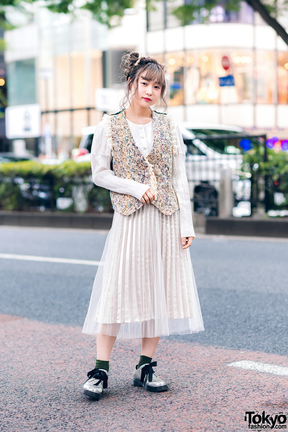 tokyo-fashion:  20-year-old Japanese student Mami on the street in Harajuku wearing