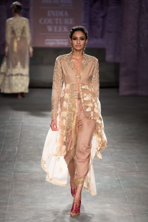 A personal favorite - Anju Modi’s design during India Couture Week