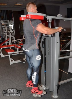 mensexymen:  caesarprz:  Perfect form. Calf raises is one of my favorite exercises.  Nice curves