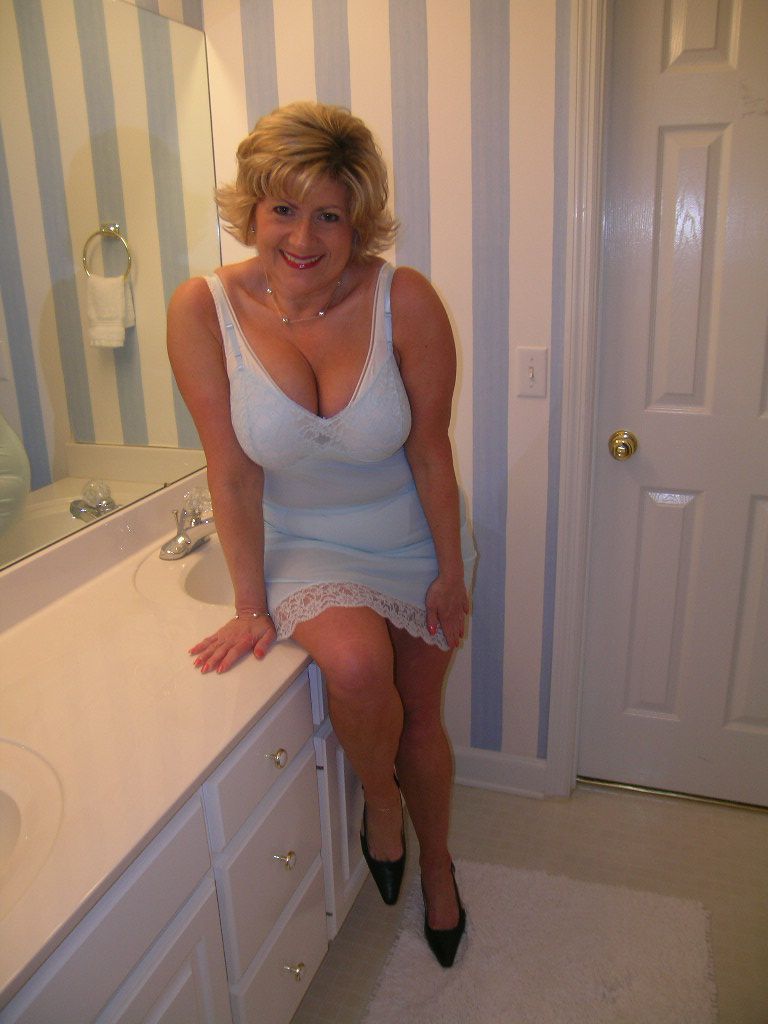 naughty-aunt:  I stepped into the bathroom by accident as aunt Bonnie was changing. 