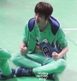 baekaid-o:  BANG!!!(Gunshot sound)  Chanyeol:(((( ;°Д°)))) 