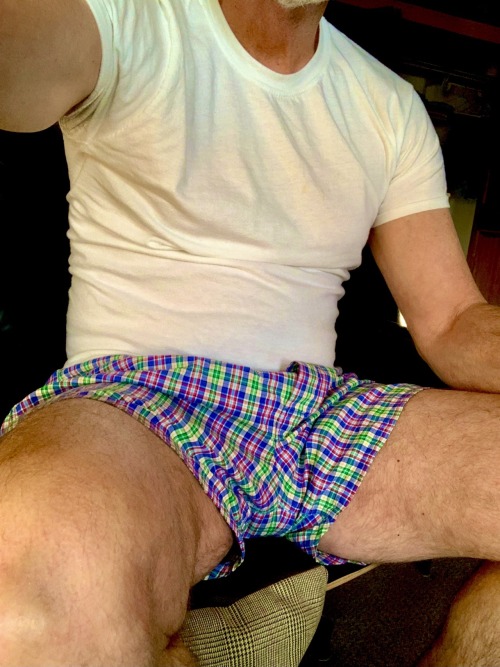 averagedudenextdoor:  Fit dad in old school boxers