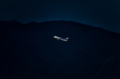 A brilliantly lit ANA Boeing 737 departs Fukuoka. Photo by Tsuna72.