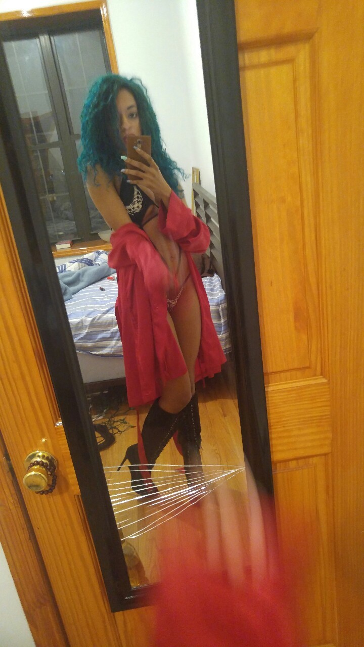 woodmeat:  bae-stop-playin:iverbz:billiehollibae:Who let me drink.?excuse me miss