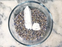 cristaletlune:  🔮Crystal of the Week🔮 HOWLITE   Known for its positive energy, howlite is great for calming you when emotions run high, similar to the calming effect of lavender.