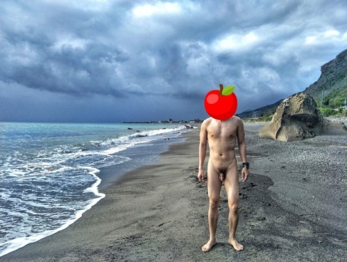 屏東沙灘裸拍 我愛海邊 就算陰天也要去海邊玩 高雄 野裸攝影 http://paddy905.tumblr.com/tagged/%E6%84%9B%E8%A3%B8%E4%B8%80%E6%97%8