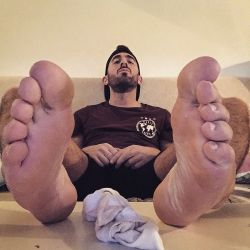 paulsbunion:Getting ready to enjoy Ken’s “Toe Buffet”! Hot piggies.