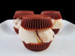 fyeahsundaes:  Reese’s Peanut Butter Cup