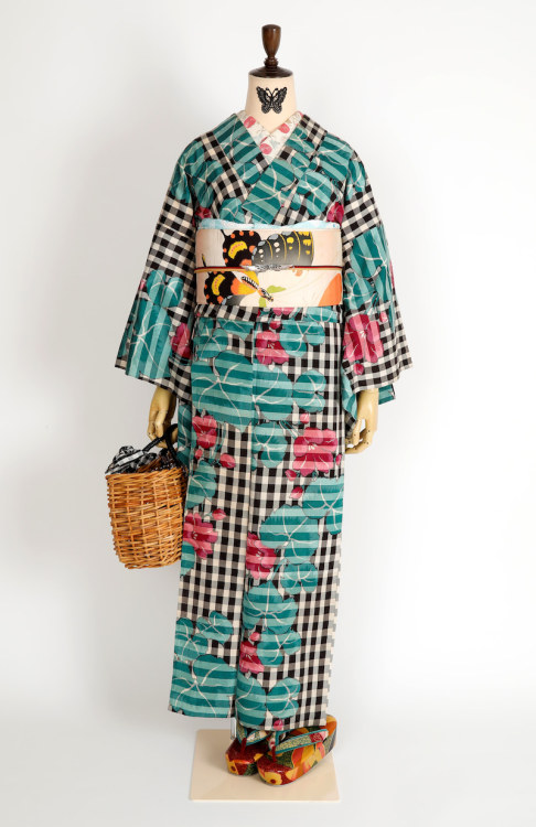 tanuki-kimono: [Primula] a modern printed kimono by PoniaPon bringing back a Taisho era very cottage