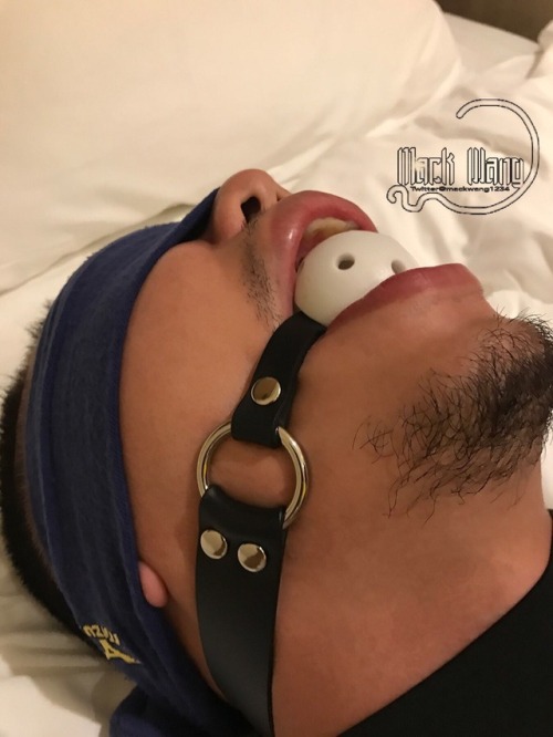 mackwang1234: 捆綁身穿棒球衣的台中健身教練 喜歡口球 被綁 兩主調一奴 令人總是有種遐想的棒球裝 2 上次台中行的意外收穫 戴著口球 只能嗚嗚叫地留著口水 賤屌在玩弄下 也狂流著淫水