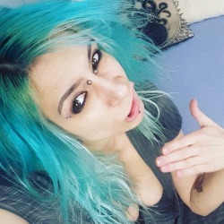 😗😗😗 #punky #piercedgirls #scissorlips #canadian #bluehair #aquamarinehair #aqua #arcticfoxhaircolor #cammodel #chaturbatebabe