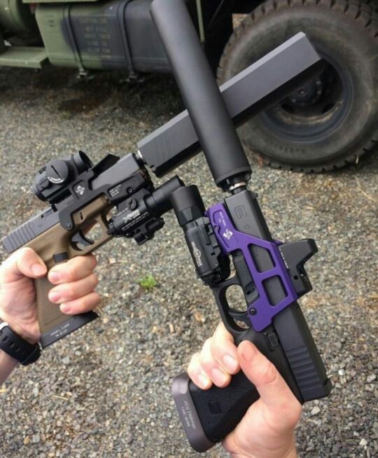 ian-ingram:  Dual glocks