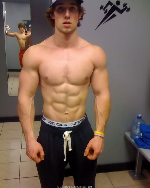 studposse:  jocks dig checkin’ their muscle progress