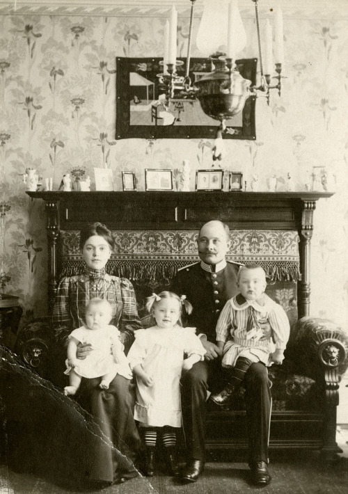 Anna and Carl Oscar Schwartz with their children Siri, Elsa and Sture, 1908, Sweden.