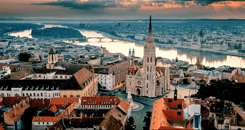 avidaeumaalegria: allaboutedits: Budapest: Paris of the East Budapest is like a city of vampires. Pr
