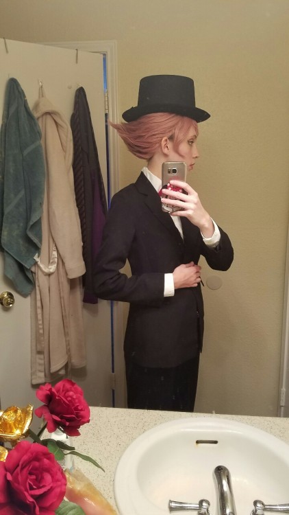 vulpismajor:  Pearl costest for AWA (without the makeup, gotta figure that out tomorrow!) Gotta fix the wig just a bit, but considering it is the worst wig I have ever had the displeasure of buying it turned out okay!!!  Gotta take up the pants an inch
