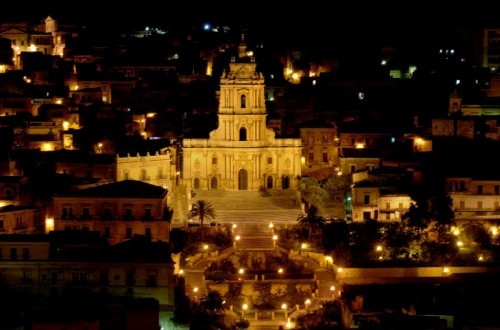 La luce che di notte disegna la vita - Valle dei templi, Cefalu, Palermo, Caltagirone, Castellamare 