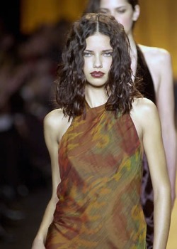 tumbledownthemountain:  Adriana for Carmen Marc Valvo, F/W 2000 