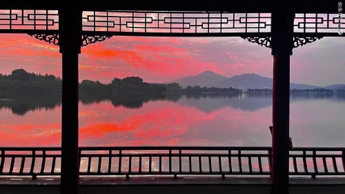 fuckyeahchinesegarden:dawn on xuanwuhu, nanjing, jiangsu province by 方方华华